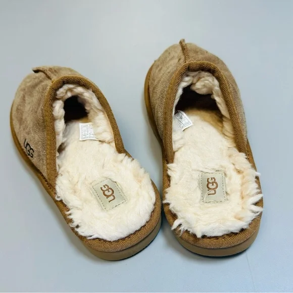 Kids size 4 Ugg slip on shoes - Picture 2 of 5